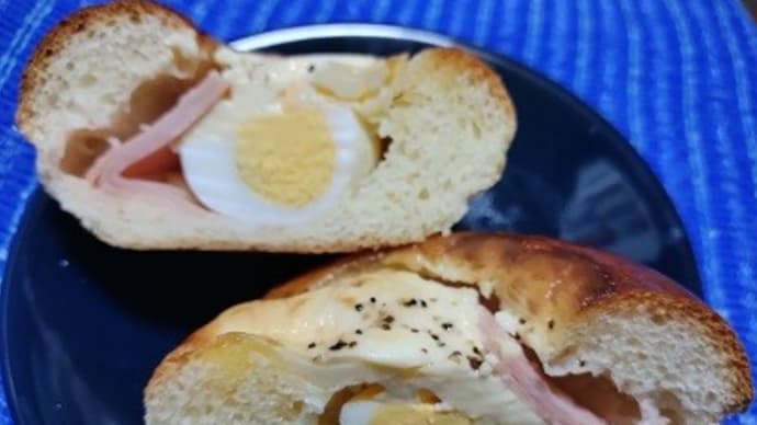 【03/06晩御飯代わり】豚ロースハムと茹で卵のパン、何気に良く出来たパンなんだね：D