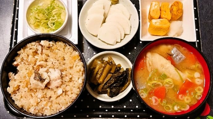 家で朝ごはん(鯛めしに玉子焼き、長芋スライス、納豆、せんべい汁(せんべいみそ汁)、野沢菜の味噌漬)(2023年6月30日)