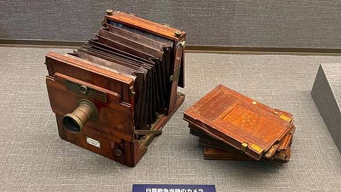 明治当時の戦艦三笠艦内写真を撮影した大判カメラ。