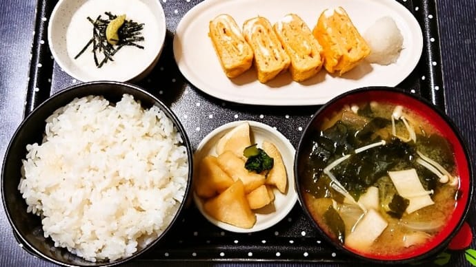 家で朝ごはん(ごはんは福島県産福笑いに玉子焼き、山芋のとろろ、白菜とキノコとわかめのみそ汁、大根と小松菜のしょうゆ漬)(2023年4月24日)