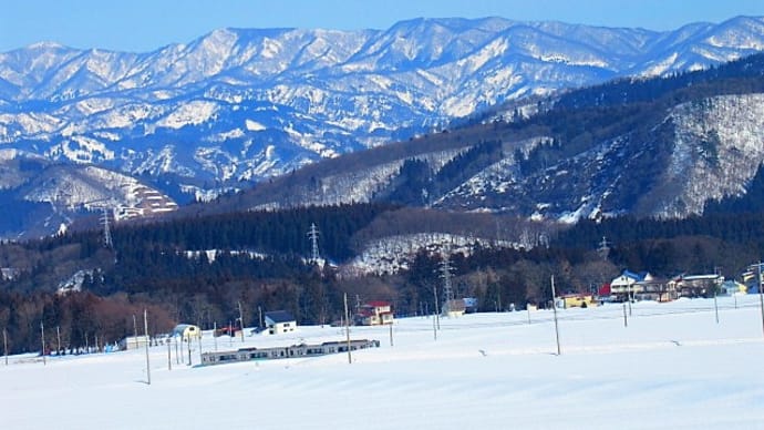雪景色はねうまライン電車。