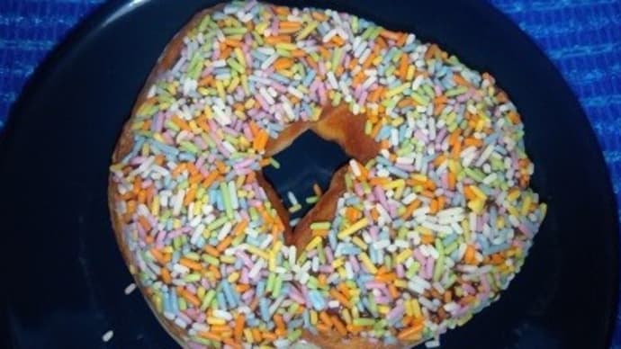 レインボーチョコチップドーナツパンでおやつ、これも久々なんだね:D