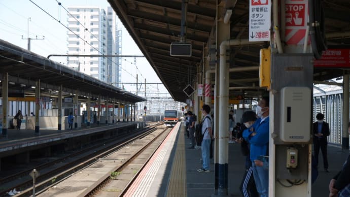 南船橋駅を発着する京葉線下り1047E 各駅停車府中本町行き