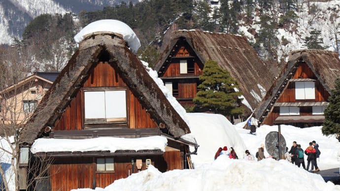世界遺産白川郷 かやぶき屋根に綿帽子 2