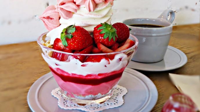 桜スイーツ第16弾「🌸さくら&いちごパフェ」~宮の森のパティシエご夫婦の店「TSURU CAFE(ツルカフェ)」~