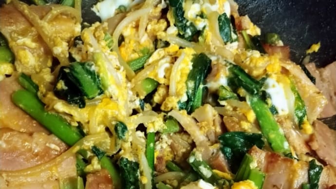 昨日の通りすがり〜の〜くま🐻の夜ご飯は、久々に小松菜炒め〜作るの巻