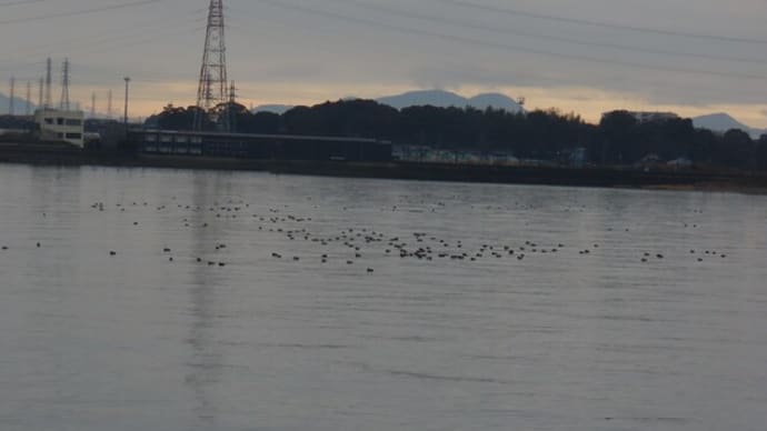 今朝の海空はまだ暗いです。