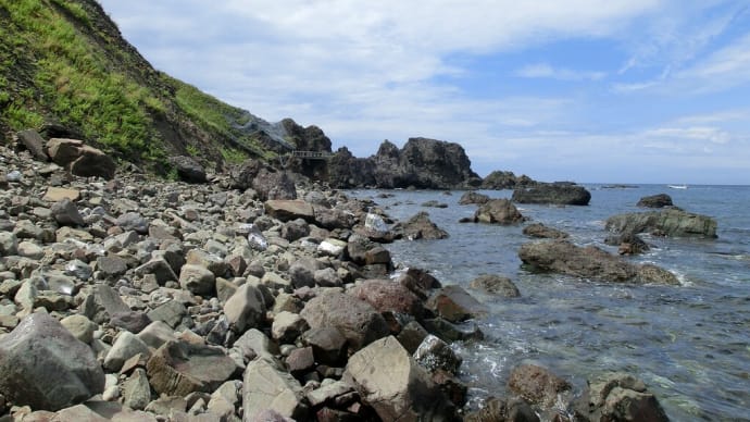 小泊岬の海岸線を歩く