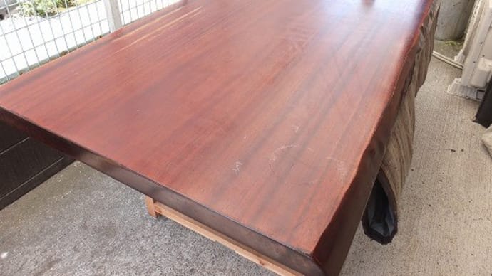 ２１０、【ご依頼を頂きました】２０年使いました。一枚板テーブルの着色ウレタン仕上げを自然な風合いのオイル仕上げへ。一枚板と木の家具の専門店エムズファニチャーです。