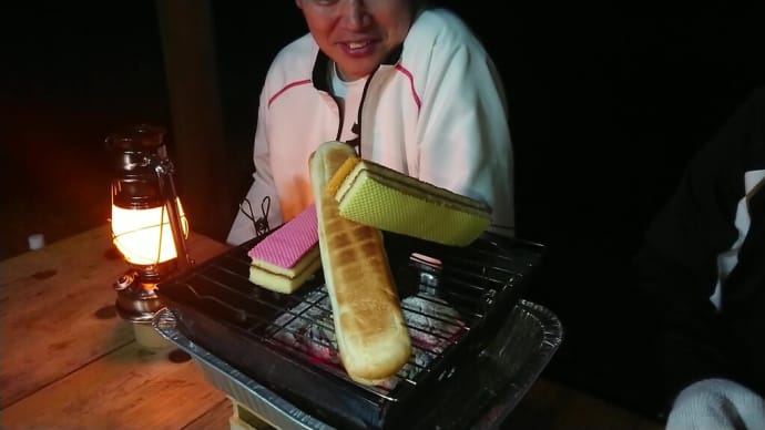 キャンプ飯　アウトドア　懐かしい　菓子パン　美味　炭火焼　　