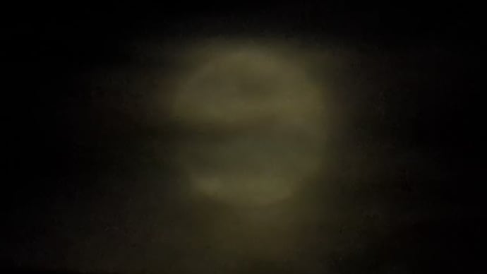 スーパームーン、雲がかかって😀