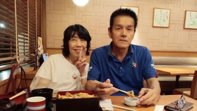 ♪ 「カラオケ、行きません? って、足首から太ももまでギプス巻いてるのに?」「そっかぁ、ではでは【さと飲み】で」