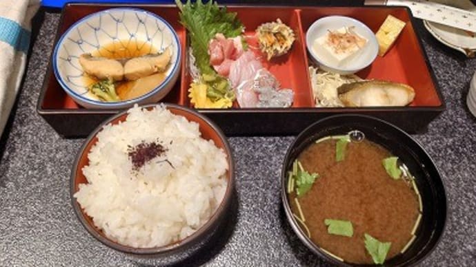 4時起き出社で昨日よりさらに猛暑で作造さんでランチ食って帰宅したら部屋まで猛暑でイシイのチキンハンバーグトリビュート