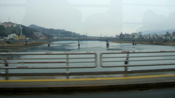 路面電車から太田川放水路を望む