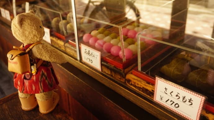 昔の風情が残る六条通。大正時代から続く地元に愛され続ける「御菓子司　梅月」