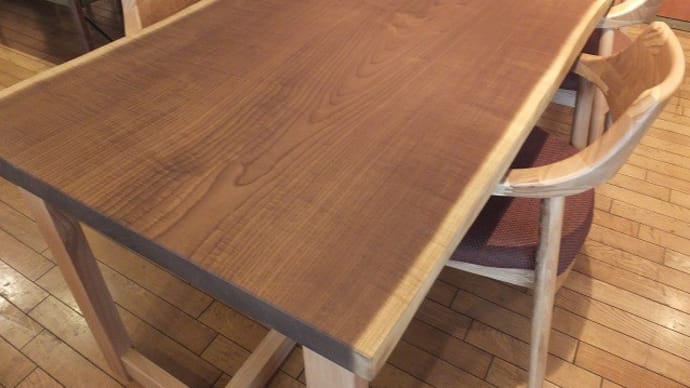 ４０、【健康的な優しいオイル仕上げ】一枚板テーブル＆無垢の木の家具。一枚板と木の家具の専門店エムズファニチャーです。