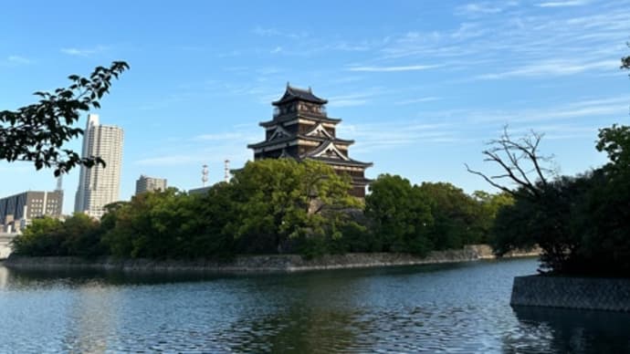 青空の下、広島城をテクテク散歩・・・広島市の中心、パワースポットです 陰陽師や風水師が計算、計画した巨大建造物