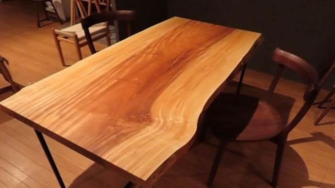 １８６９、1500mmサイズ、ほどよいサイズの栃の一枚板。新しく展示を致しました。一枚板と木の家具の専門店エムズファニチャーです。