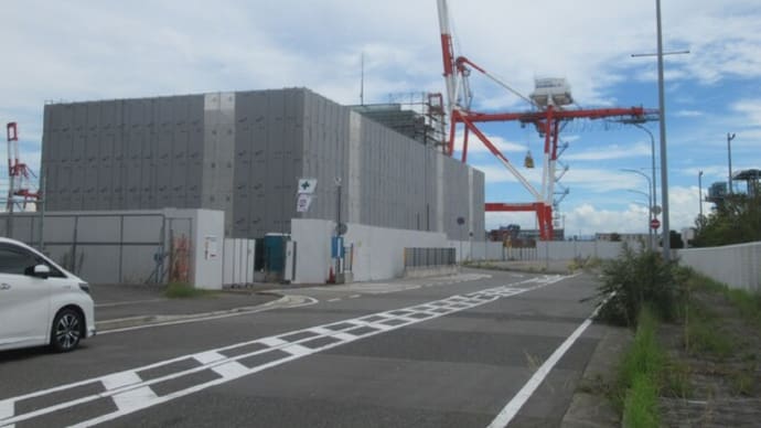 元神戸～関空高速船ターミナルの解体工事が佳境に入っています