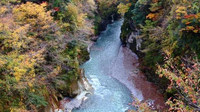 手取り峡谷秋景