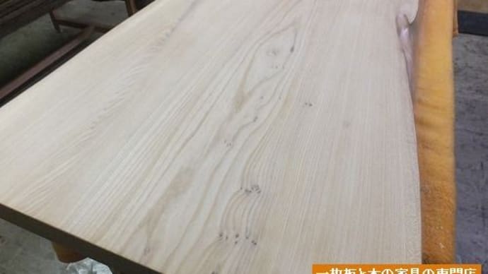 １０３６、お客様からお預かりの一枚板テーブルをメンテナンスとリメイクの準備。 一枚板と木の家具の専門店エムズファニチャーです。