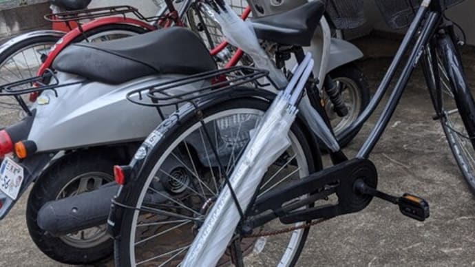 何のため? 自転車にビニール傘、3本。