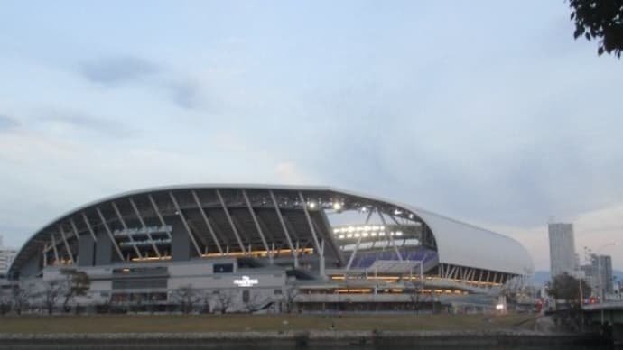 広島市の新サッカースタジアム「エディオン・ピースウイング広島」の完成間近!ナイター照明のテストが行われていました