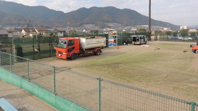 竹ヶ端運動公園のテニスコート張替え現場、へぇ~こうやってやるんだ!