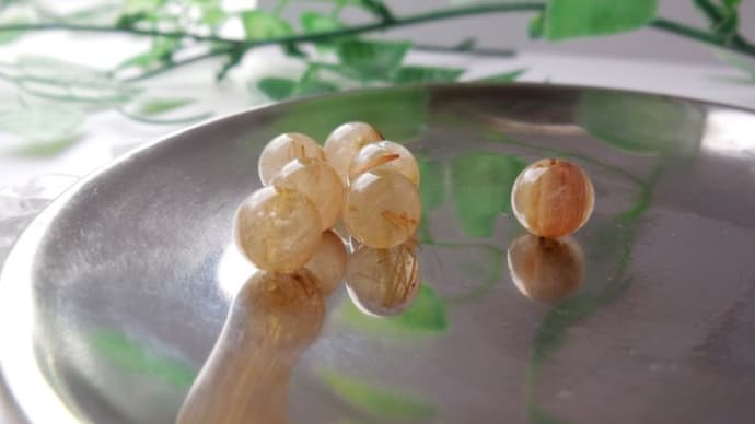 金の線が幸運を運ぶ石「ルチルクオーツ」