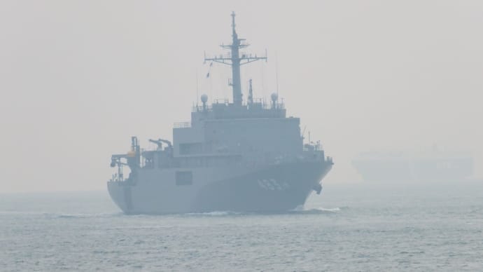 中国の大気汚染で霞む海から　敷設艦ARC-483「むろと」現る