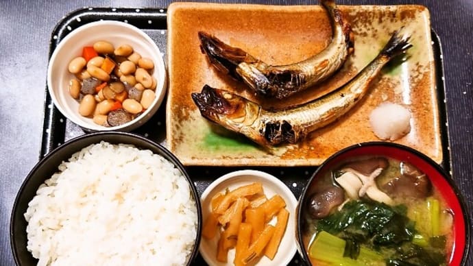 家で朝ご飯(ごはんは千葉県産粒すけ、イワシ丸干し、豆煮、江戸菜と平茸のみそ汁、割干大根漬)(2023年10月18日)