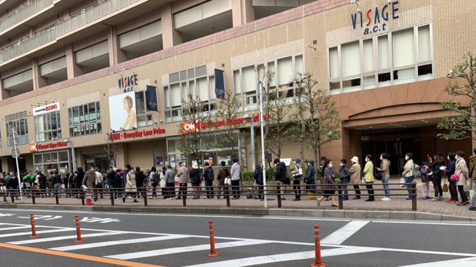 #新型コロナウイルス、週末の外出自粛要請を受けて、本八幡のスーパーも開店前から、大行列‼️