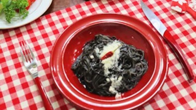イカ墨パスタって…本当に真っ黒 !!