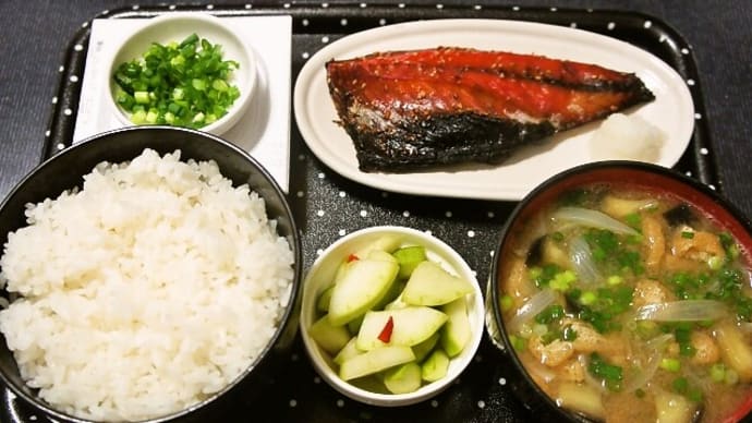 家で朝ご飯(石垣島産ひとめぼれにさばのみりん干し、納豆、なすと玉ねぎのみそ汁、白うりの漬物)(2021年8月6日)