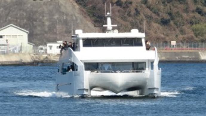 横須賀港で働く船