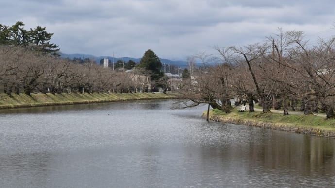 桜祭り前の静かな弘前公園へ①
