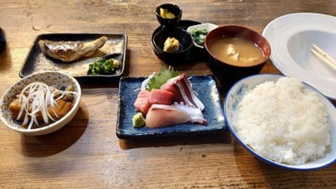 在宅勤務で魚中心にガッツリの昼食って晩はハム炙る
