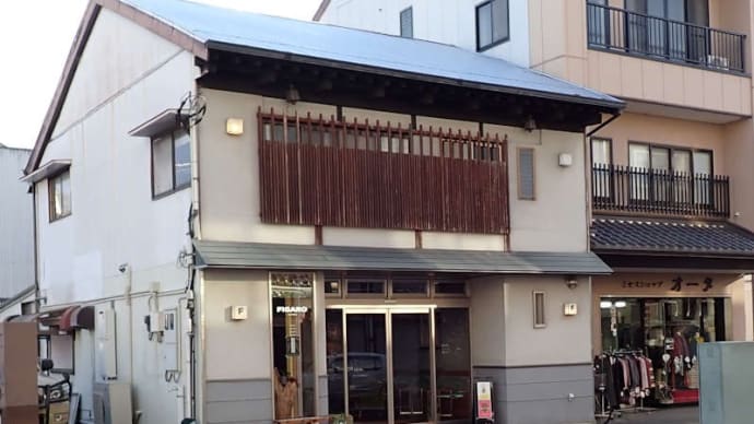 静岡県富士宮市の「ジャズと喫茶 フィガロ(FIGARO)」を初めて訪れました。レコードでジャズが流れています。
