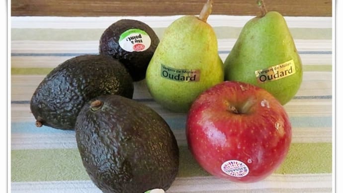 土曜マーケットで買った野菜とフルーツ
