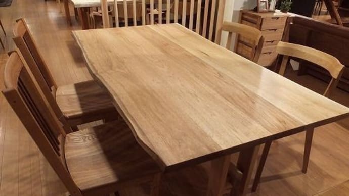 ７４０、【新ダイニングテーブル】北海道のクルミ1600mmテーブル入荷しました。温かみのある色合い、ご家族ほっこりして頂ける雰囲気のテーブルです。 一枚板と木の家具の専門店エムズファニチャーです。