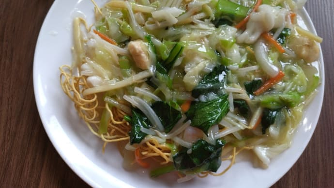 【チャイナムーン】パリパリ麺の野菜あんかけ(塩)。