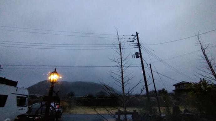 ザーザー雨の空