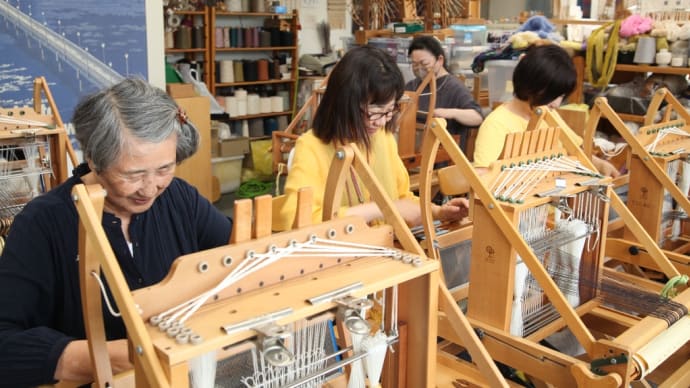 大阪からの４人姉妹が手織体験にやって来た