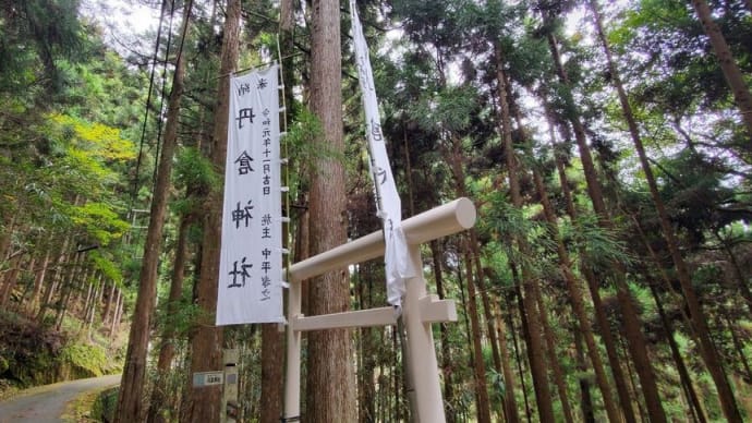 丹倉(あかくら)神社の磐座と緑のじゅうたん