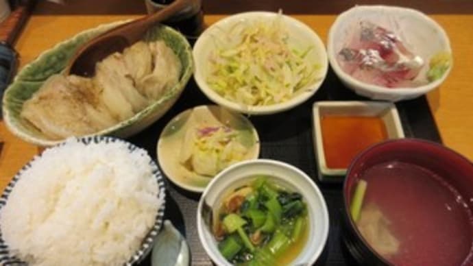 「和食家 おはこ 十八番」、豚バラロール白菜定食。選べる副菜はアジの刺身