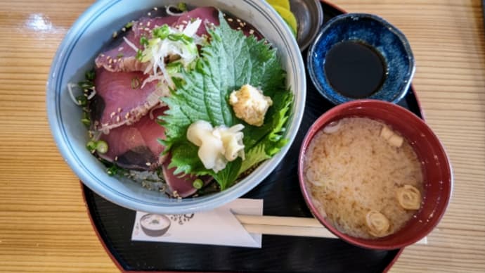 居酒屋さんのランチは種類豊富!藁焼き鰹たたき丼を食べてみました・・・海鮮処くもじや(久茂地)