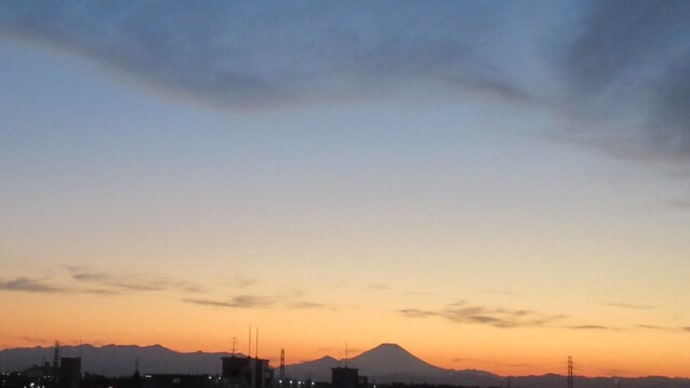 ベランダからの夕焼けと富士山