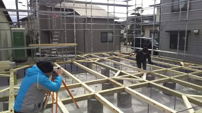 土台設置 ・・・ 木造建築では大工が主体の施工を行います