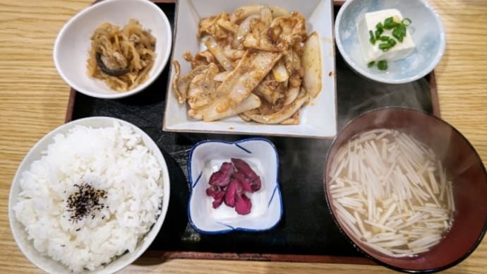 沖縄では珍しい味噌カツ定食の人気店で『豚キムチ定食』をいただく・・・亜麻ちゃん食堂(牧志)