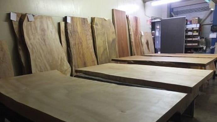 １４７８、ご予約頂いた一枚板スペース（ストックルーム）を工事中。一枚板と木の家具の専門店エムズファニチャーです。